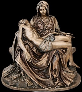 Håndmalet Pietà skulptur med realistiske detaljer